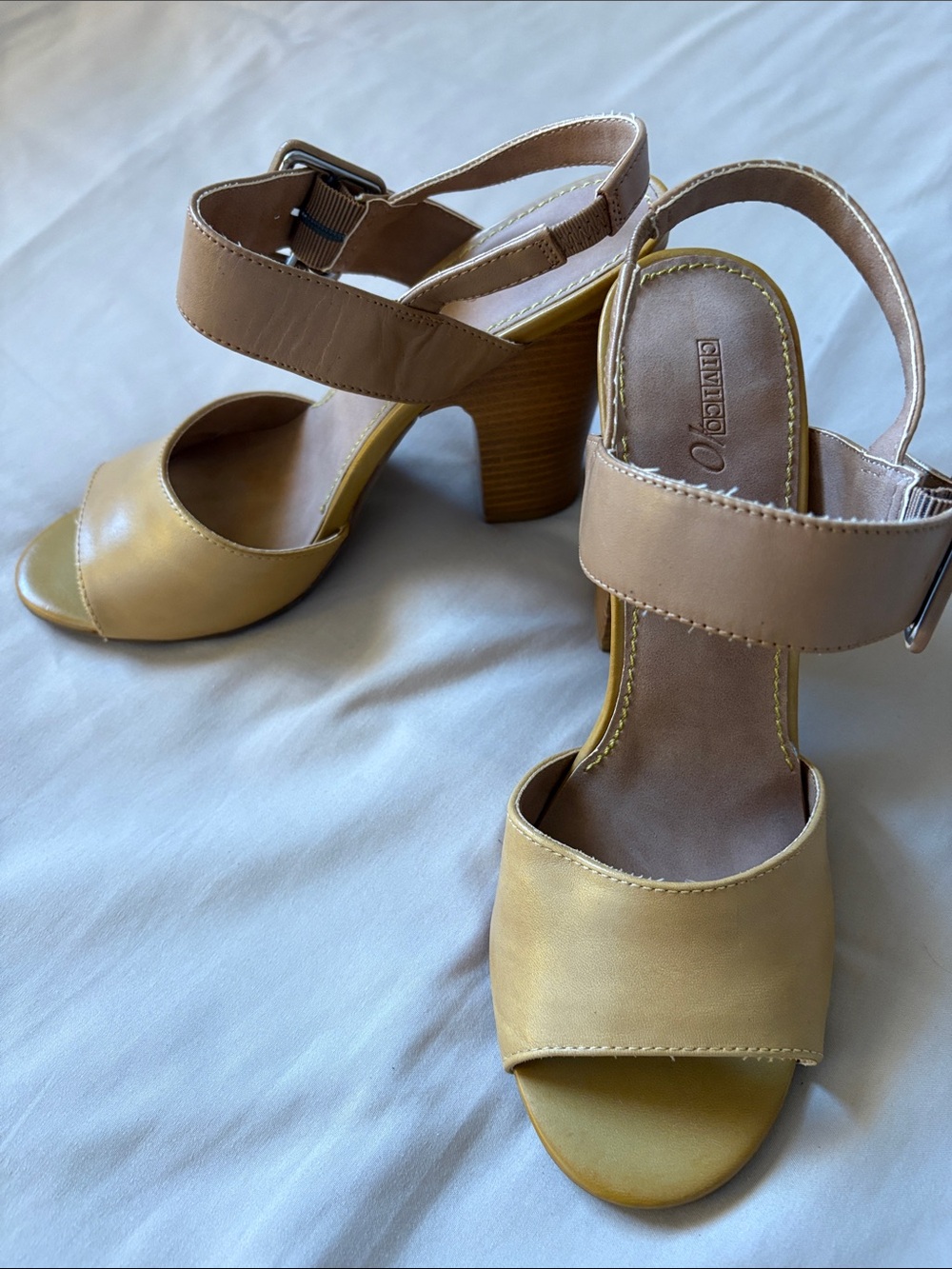 Open-Toe Block Heel Sandals in Beige-Tan